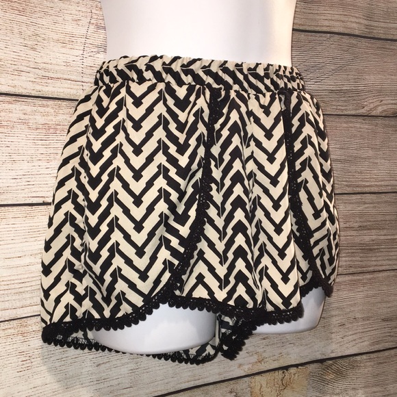 Love Culture Black Chevron Shorts - Picture 4 of 11